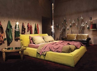 Paris bed. 215x255 h.92 Nabuck Green (A)